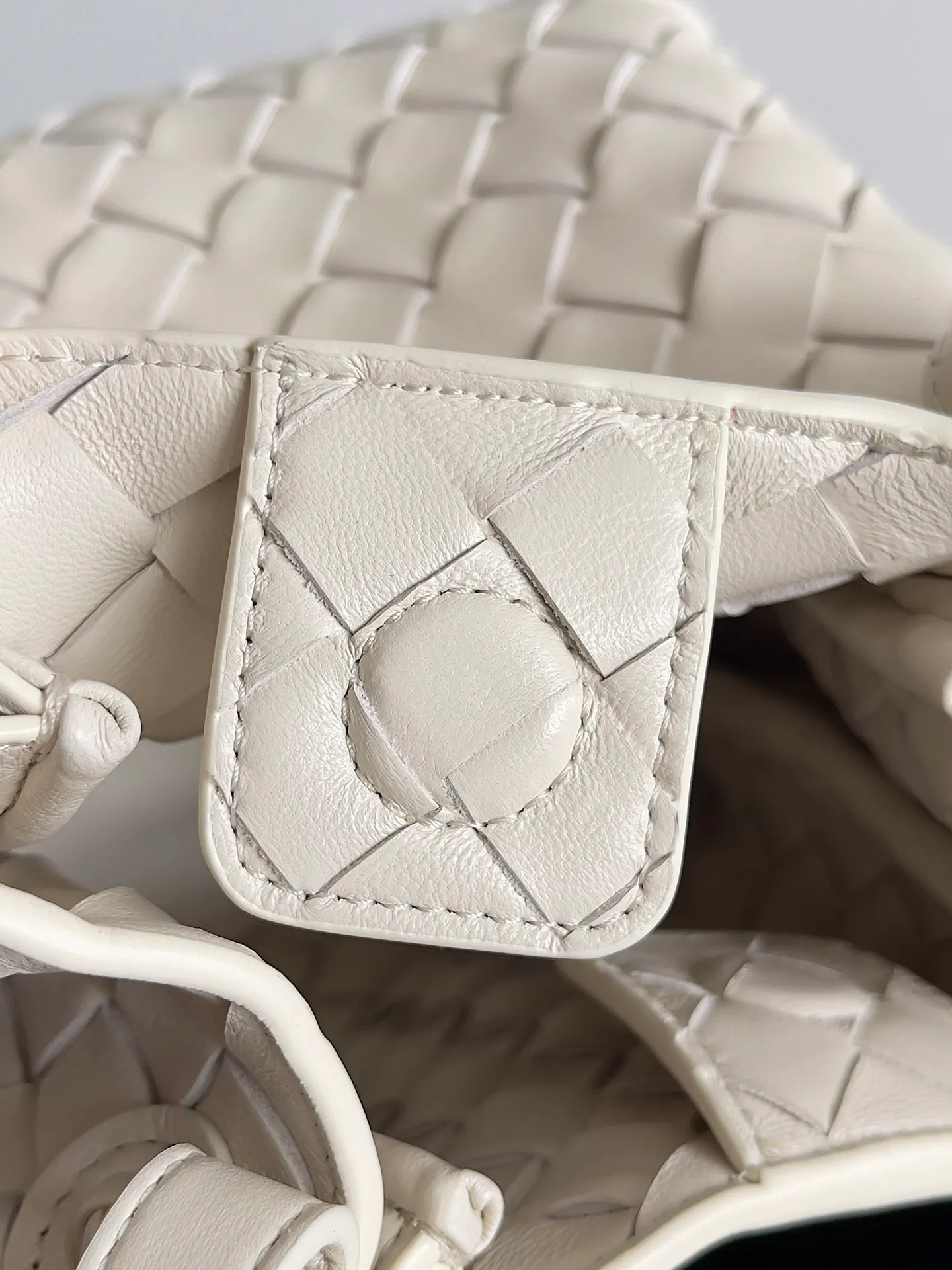 Batch 1760 BV home is new! Andiamo combines the Bottega Veneta archive parachute handbag to inherit retro elements and integrate modern trends. The same style as Shu Qi's in Beijing Night. It is a continuation of the classic bag. It has three functions: hand carry, shoulder and cross-body. It is embellished with metal brass knot buckles. It is small and has an amazing capacity. It can easily hold sunglasses in a box / small bottle of water / powder powder / charger and other daily necessities when going out. The upper body is versatile. Style number: 796569 Size: 21*17*16.5cm